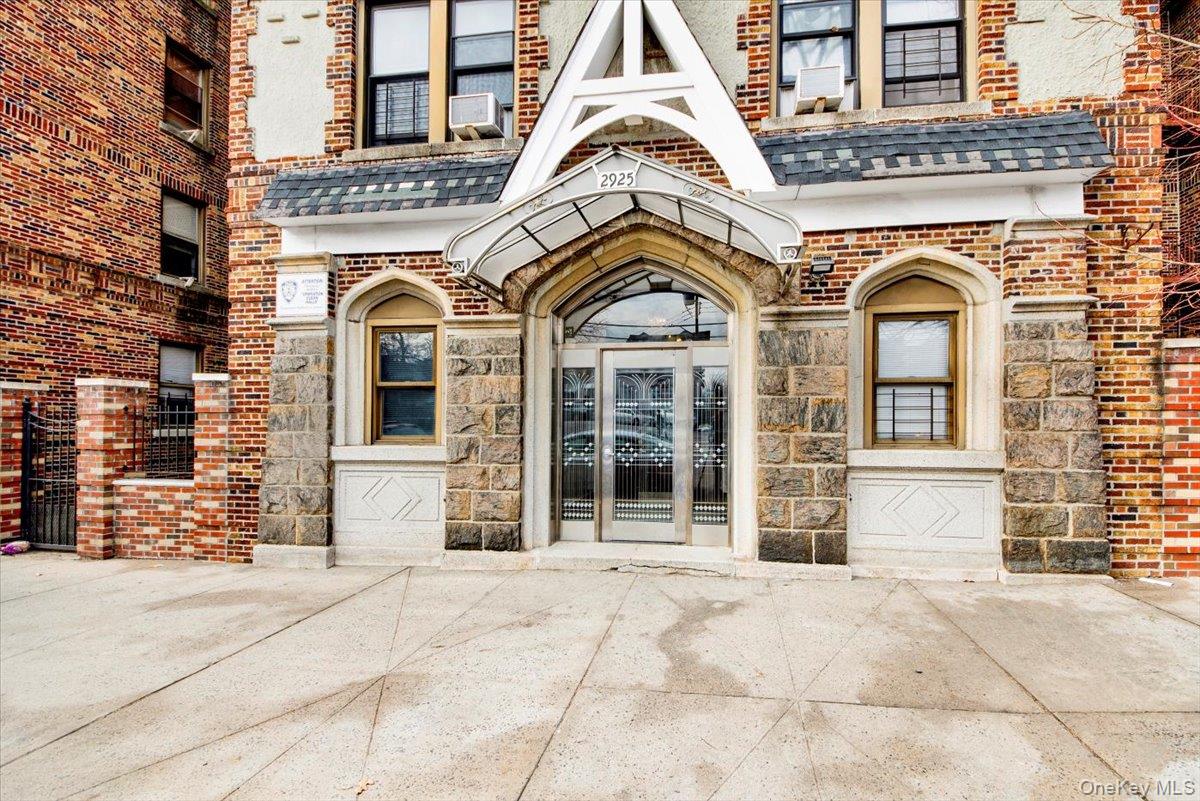 2925 Matthews Avenue 5H — photo