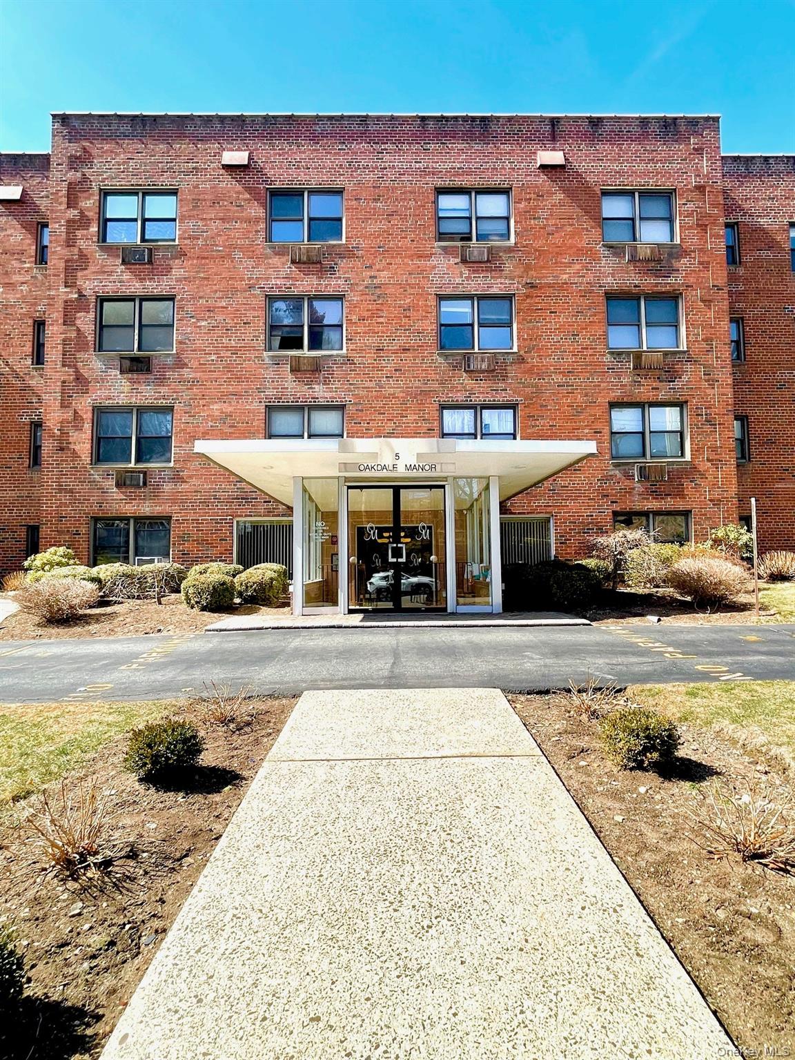 5 Oakdale Manor B18 — photo