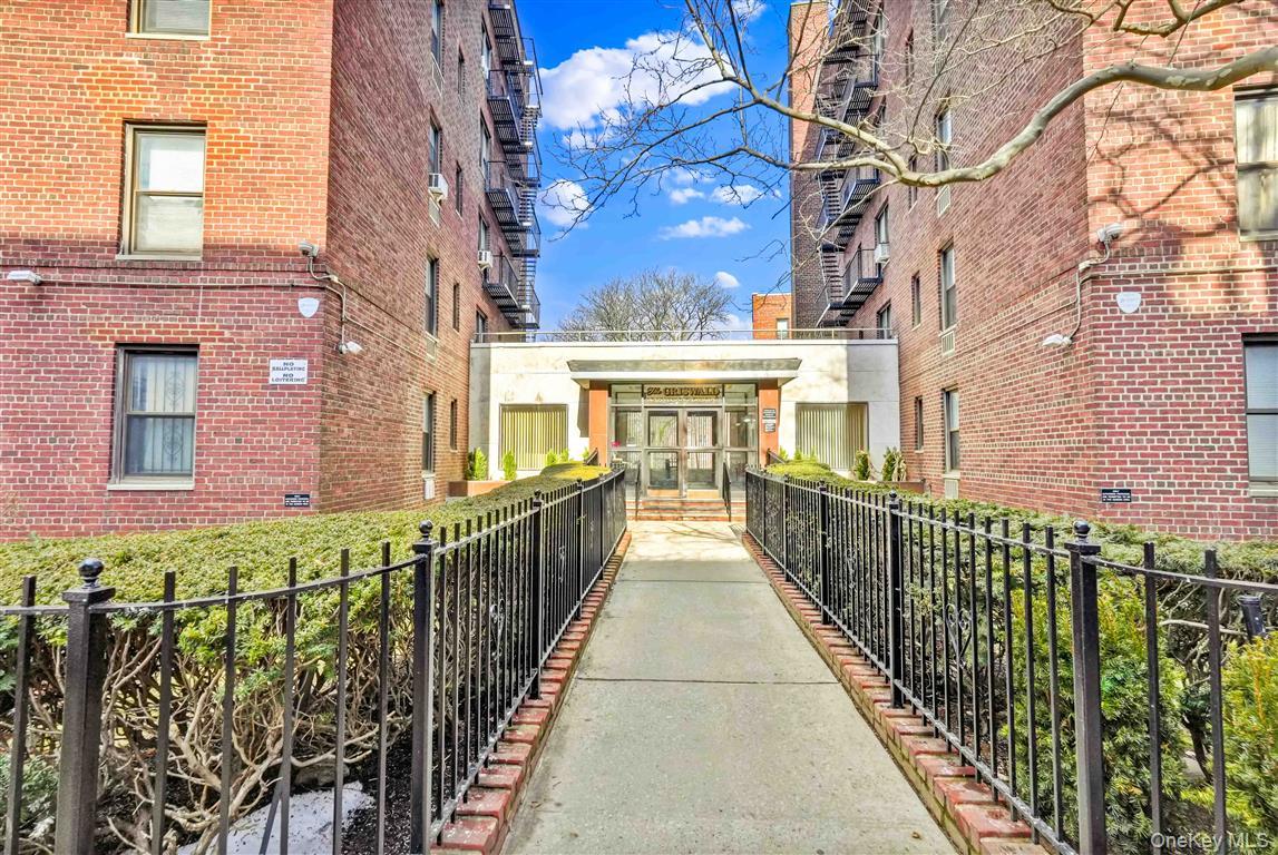 141-05 Pershing Crescent 516 — photo