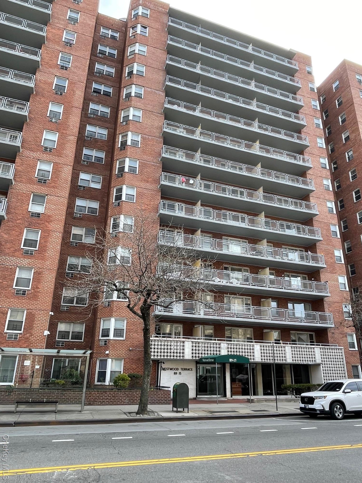 89-15 Parsons Blvd 6D — photo