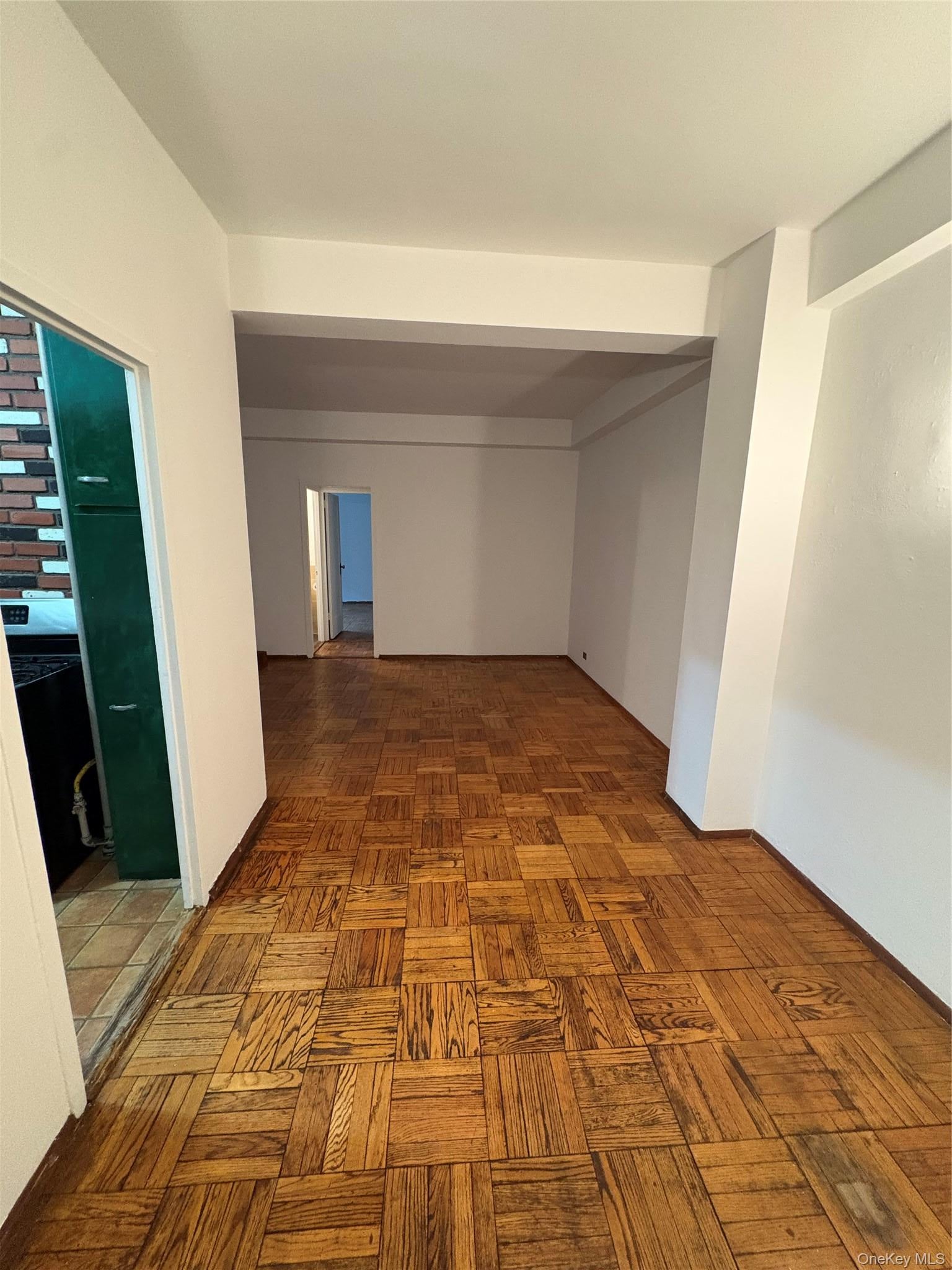 24 Metropolitan Oval Me — photo