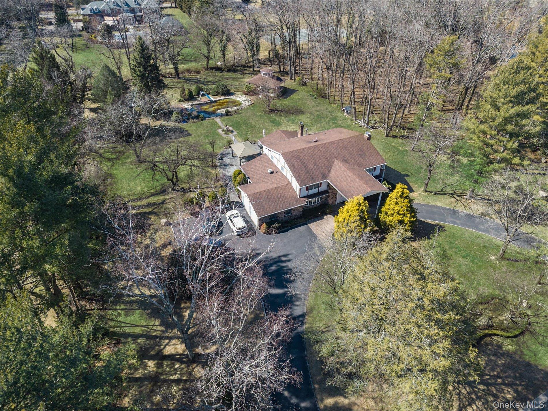 Home in Glen Head, NY 11545 — photo 2