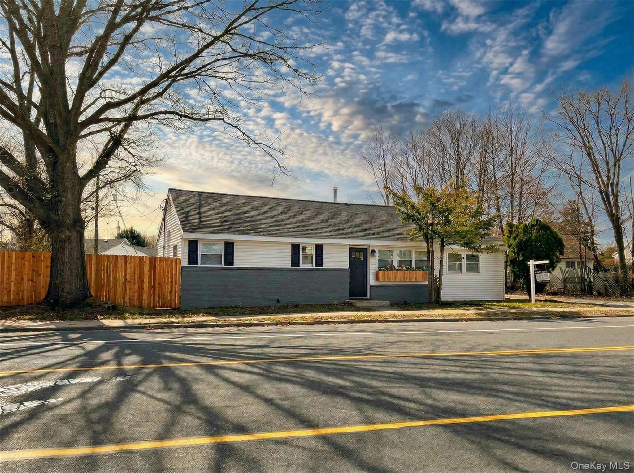 3323 Great Neck Road — photo
