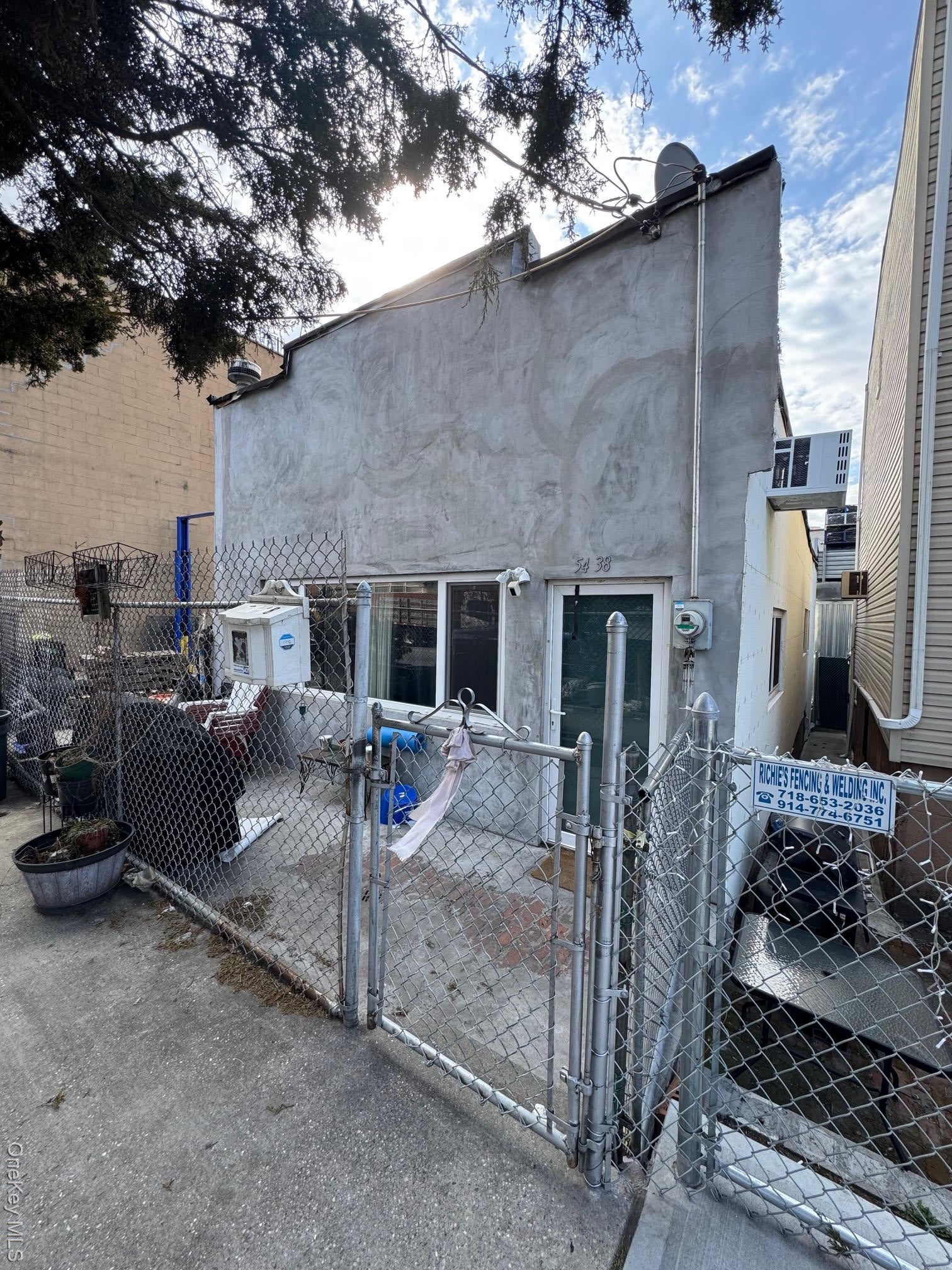 5438 46th Street — photo