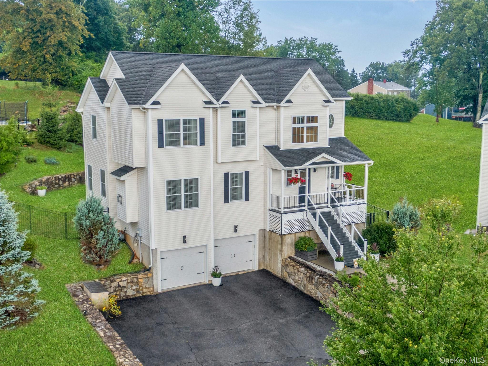 18 Tanyas Court — photo