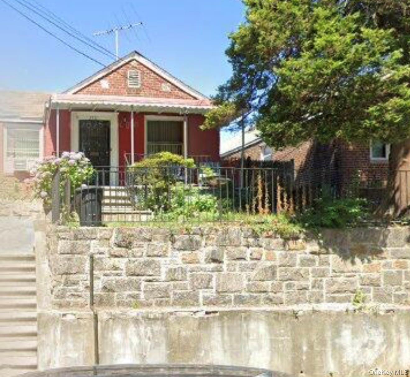 2711 Throop Avenue — photo