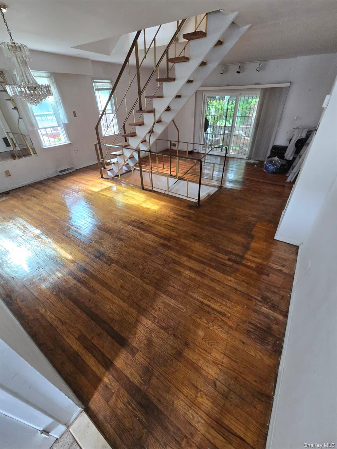 1611 Plainview Avenue 0 — photo