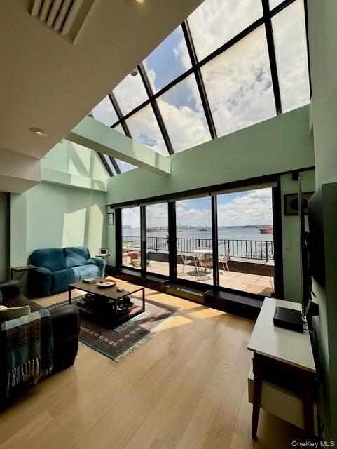 10 Bay Street Landing 8D — photo