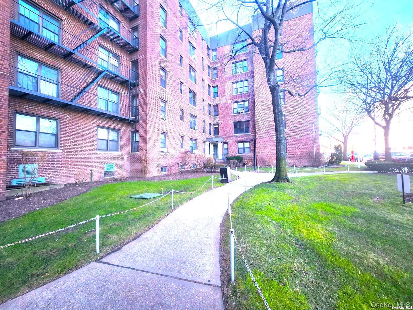 112-24 Northern Boulevard 3E — photo