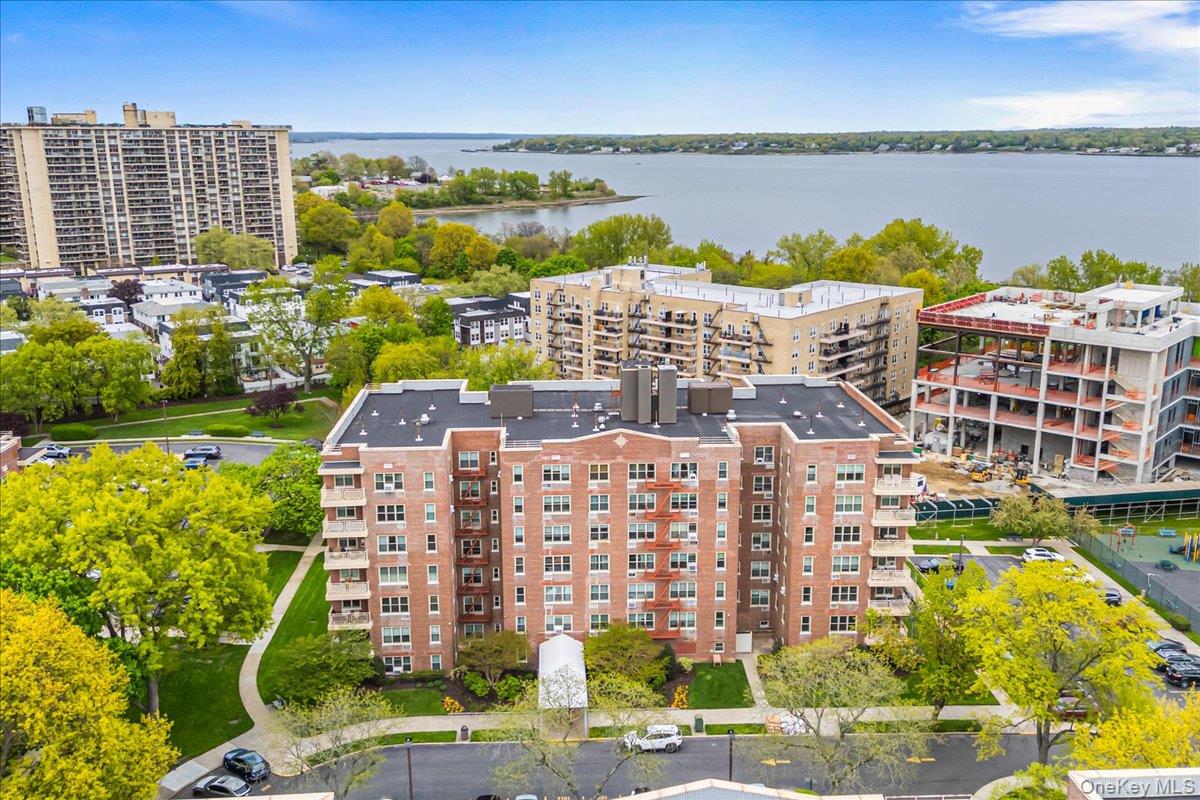23-45 Bell Boulevard 1H — photo