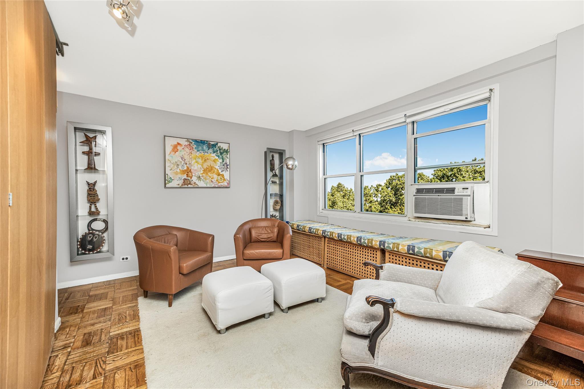 3935 Blackstone Avenue 4K — photo