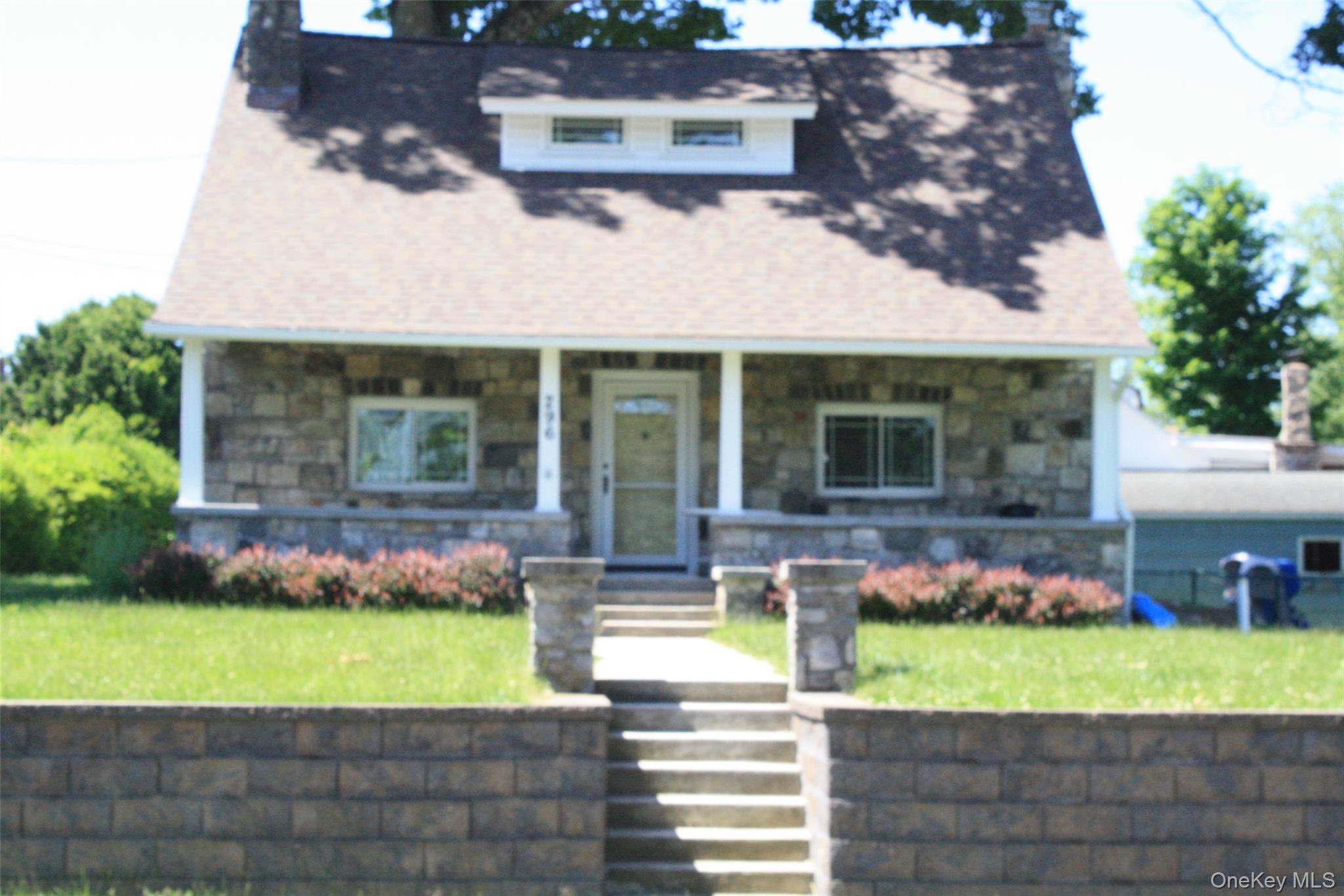 296 Lakeshore Drive E — photo