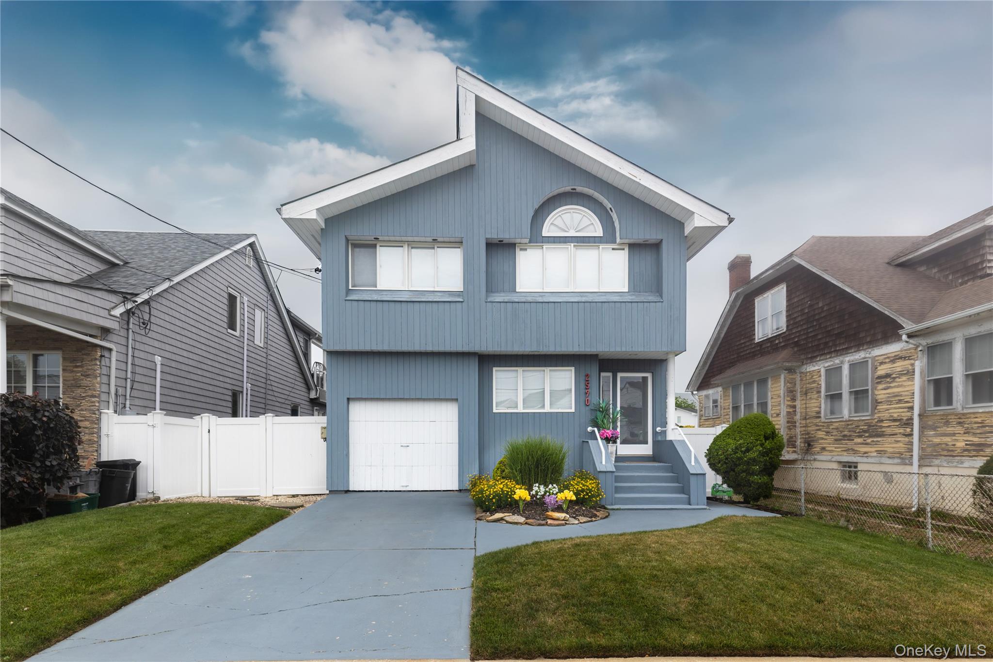 2590 Riverside Drive — photo
