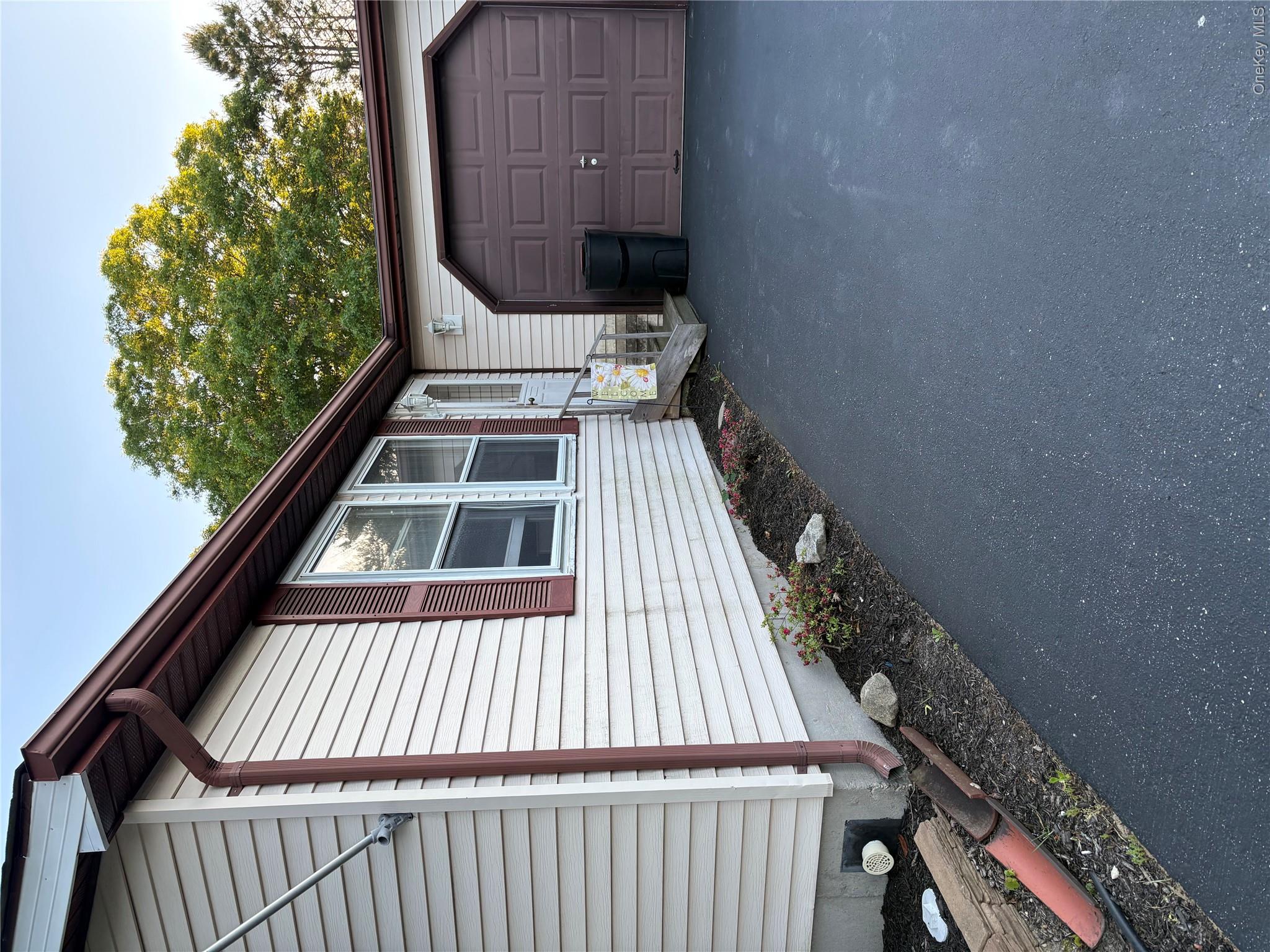89 Village Circle W — photo