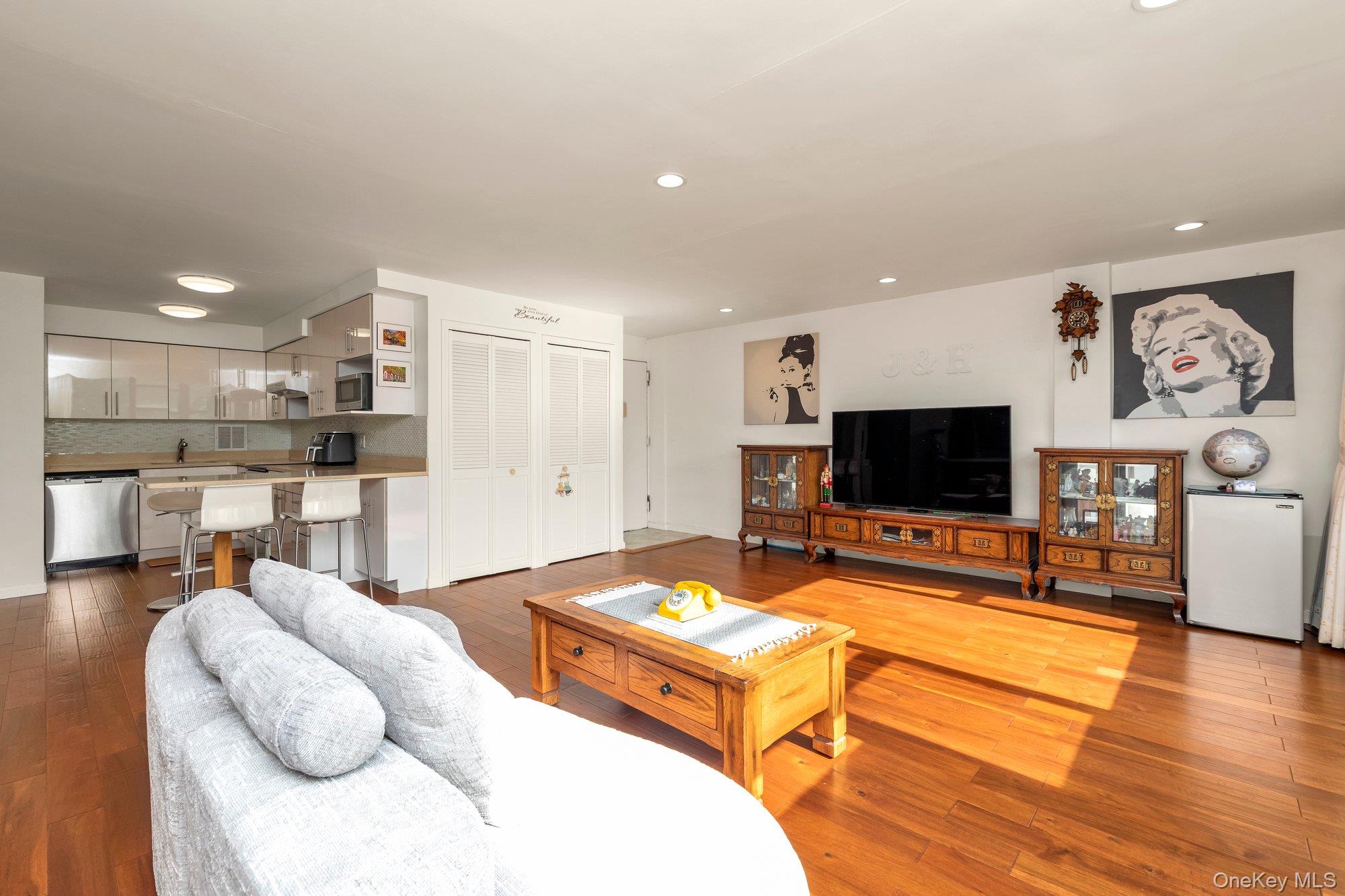10-10 166 Street 6D — photo