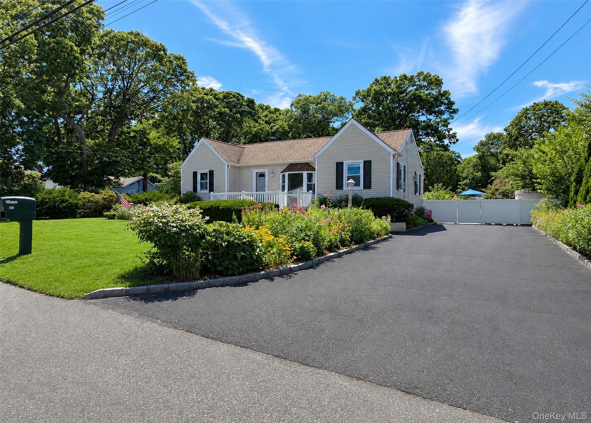 102 Magnolia Drive — photo