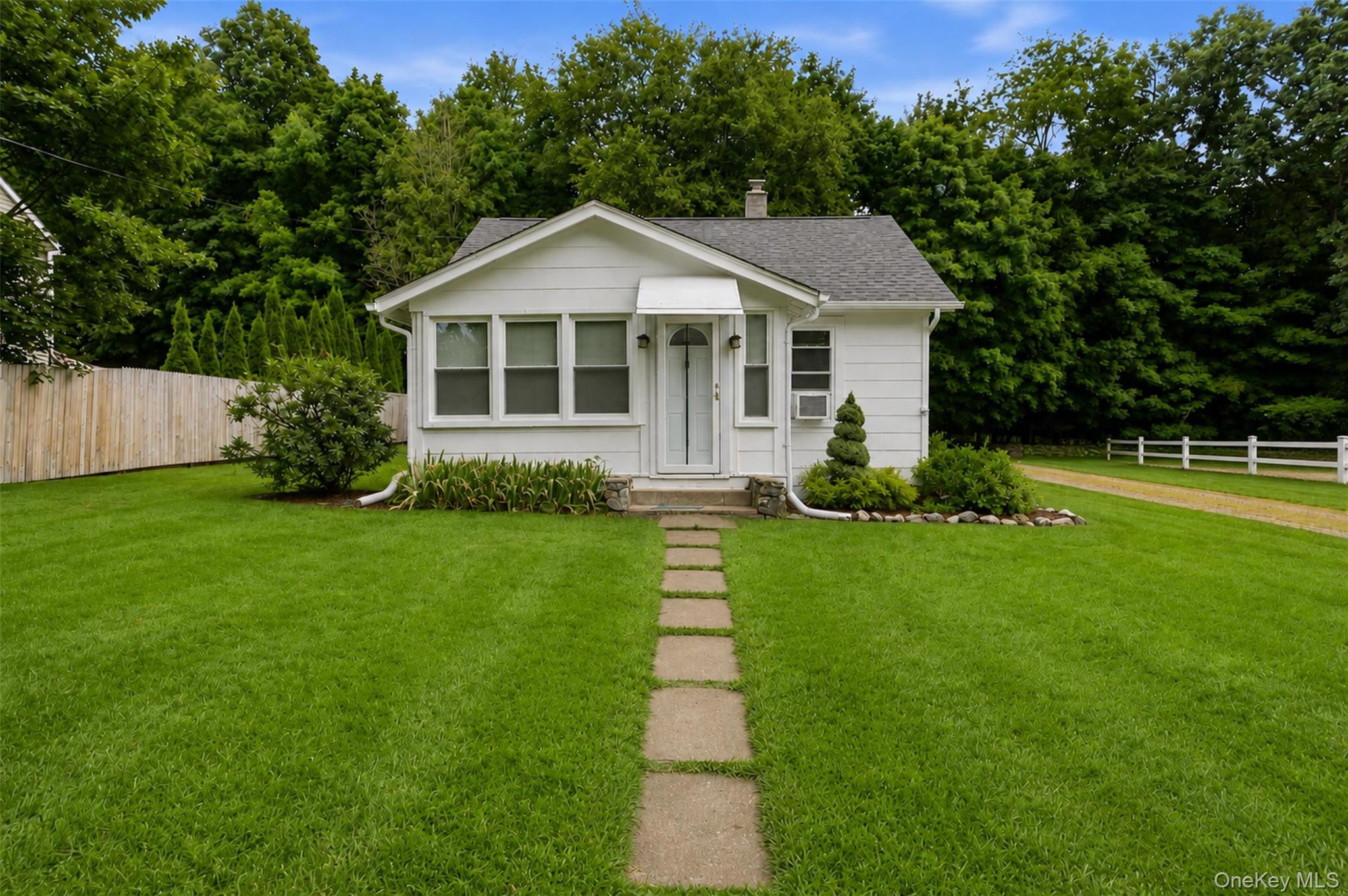 24 Round Lake Avenue — photo