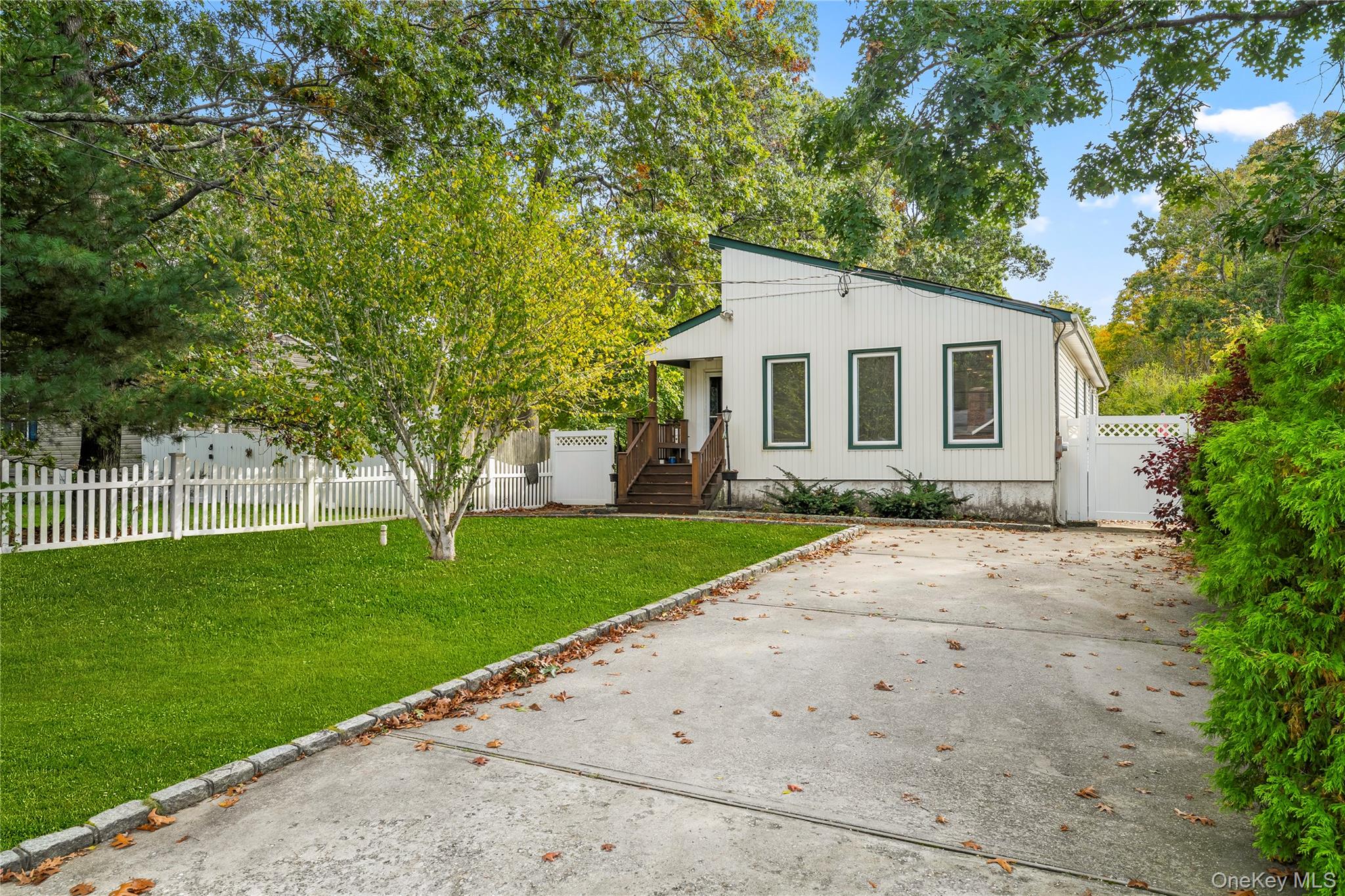 26 Dawn Drive — photo