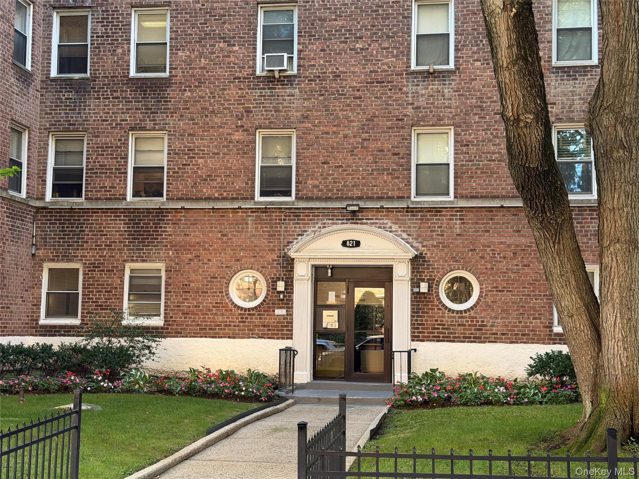821 Bronx River Road Bg — photo