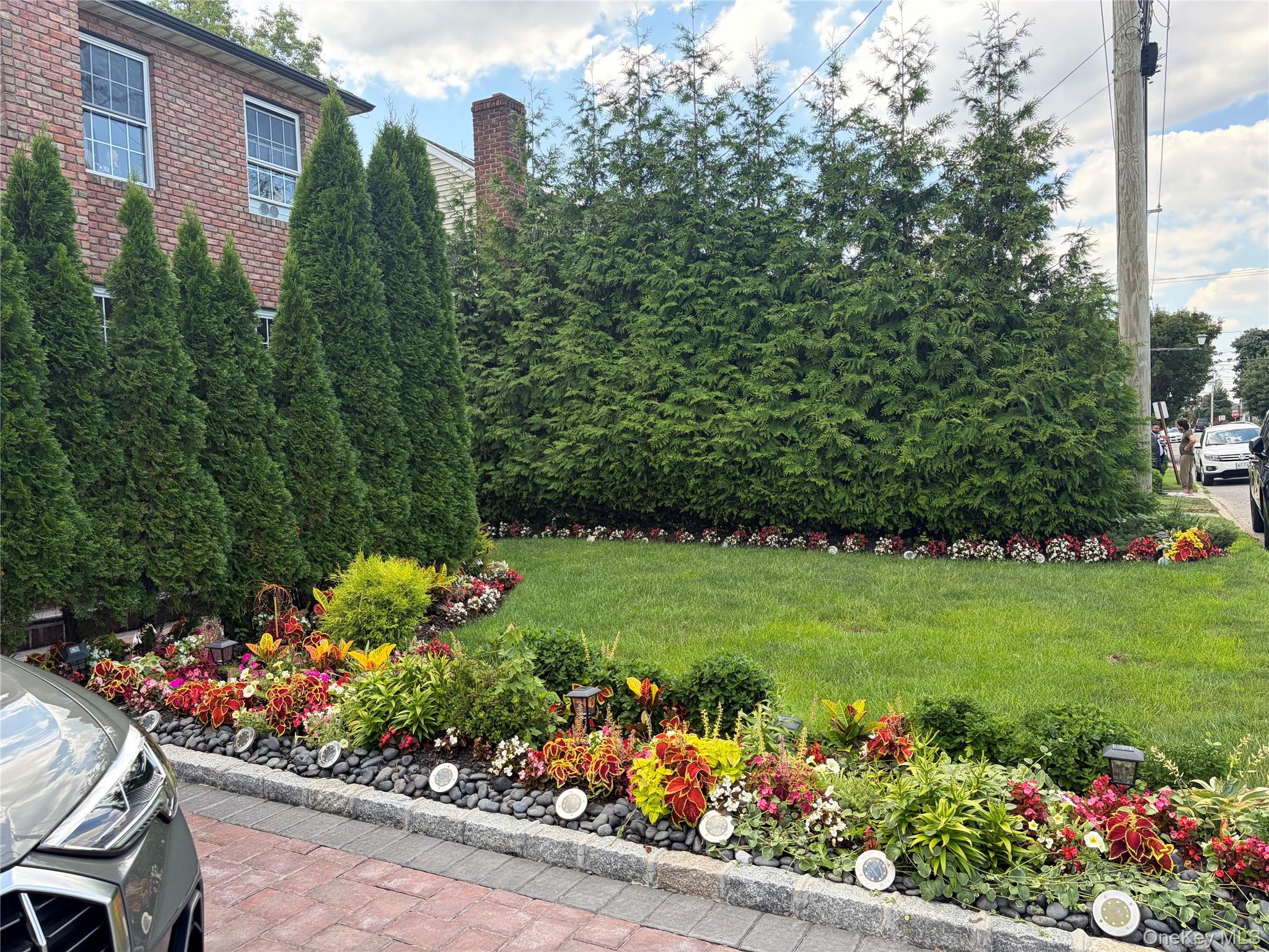 Home in North Hempstead, NY 11040 — photo 3