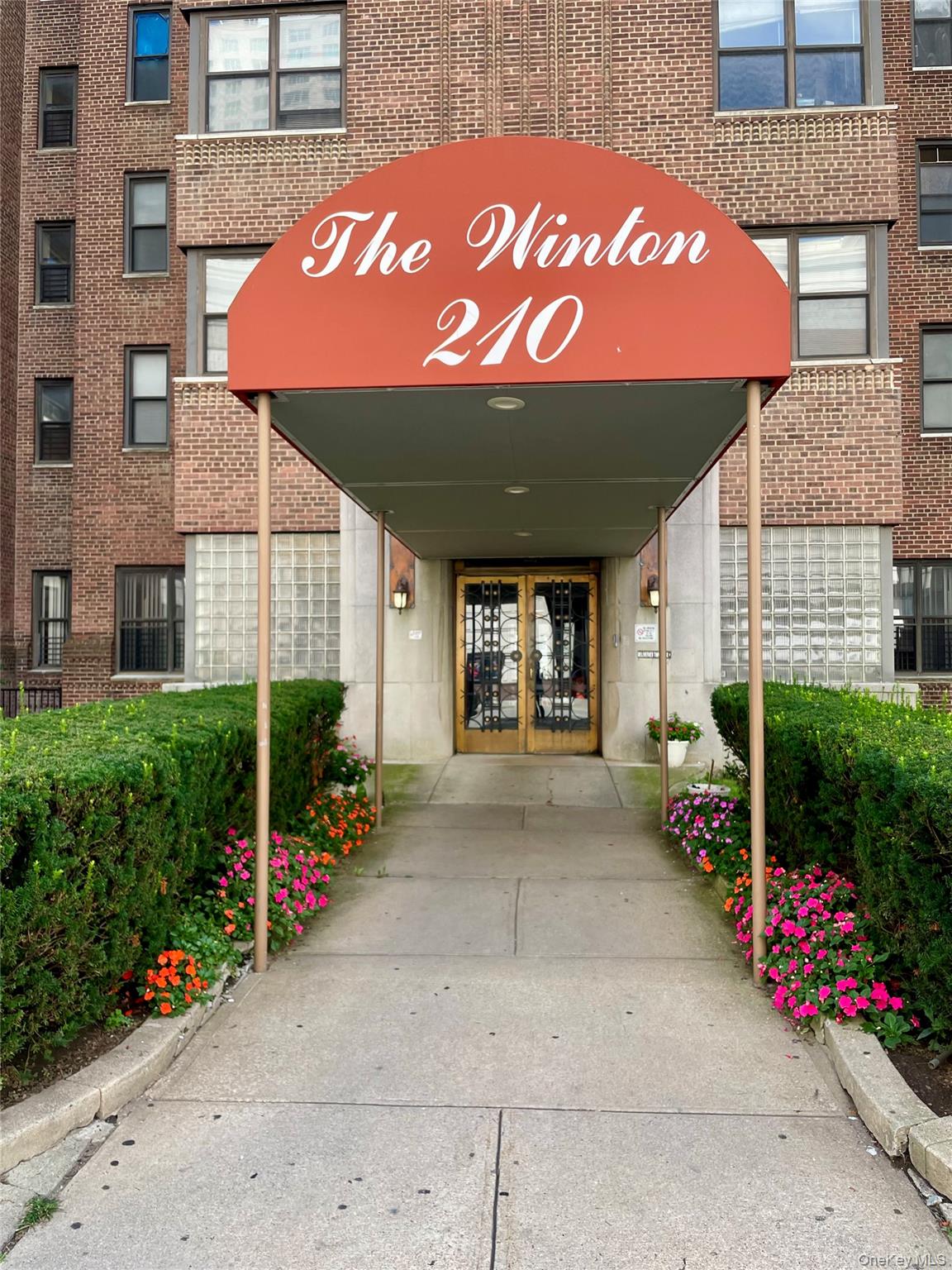 210 Martine Avenue 5D — photo