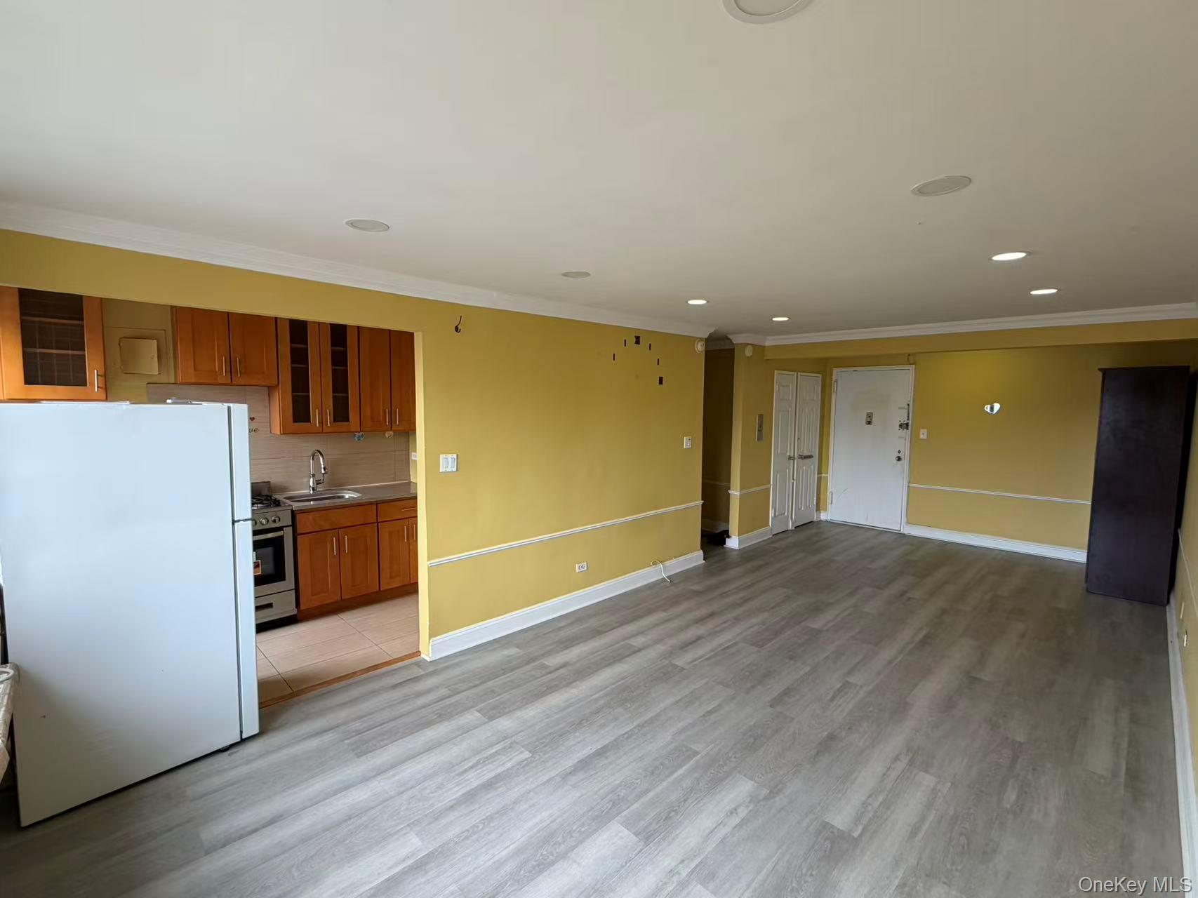 83-45 Vietor Avenue 5D — photo