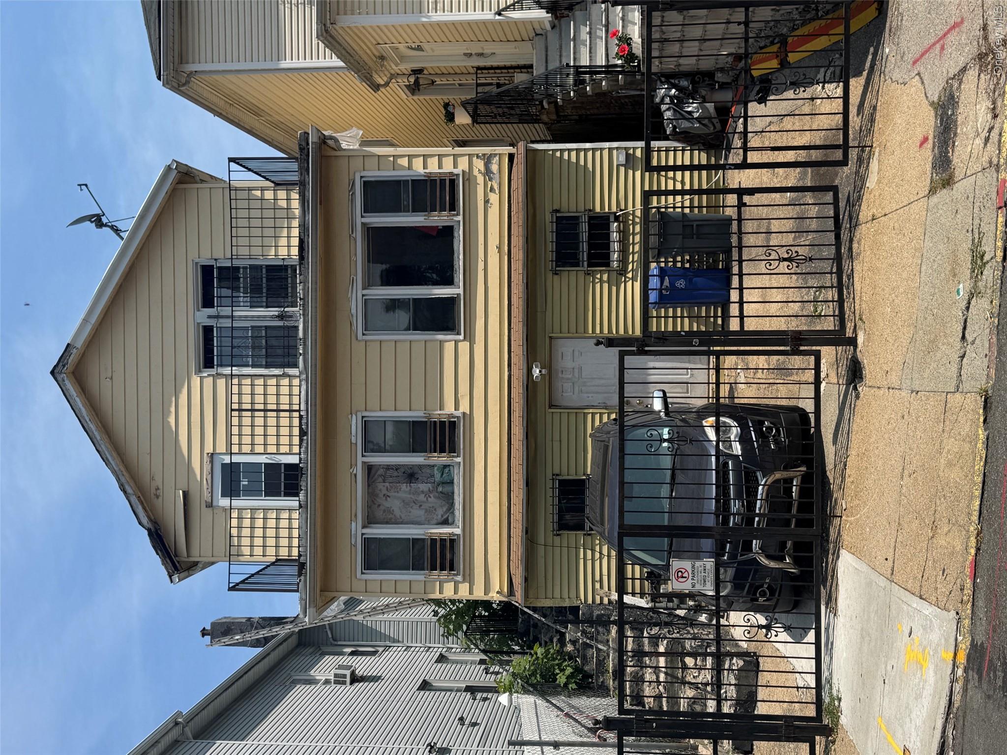 1914 Hennessy Place — photo