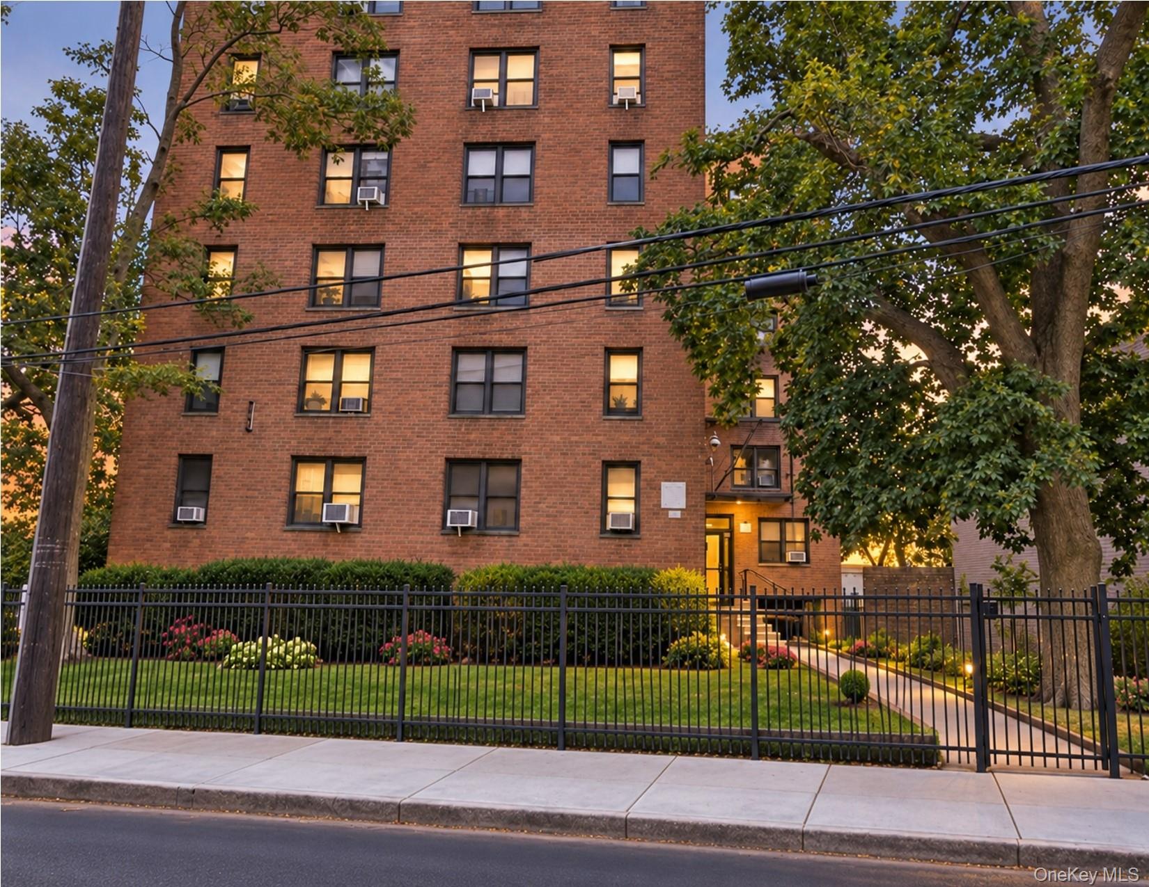 2287 Mott Avenue 6D — photo