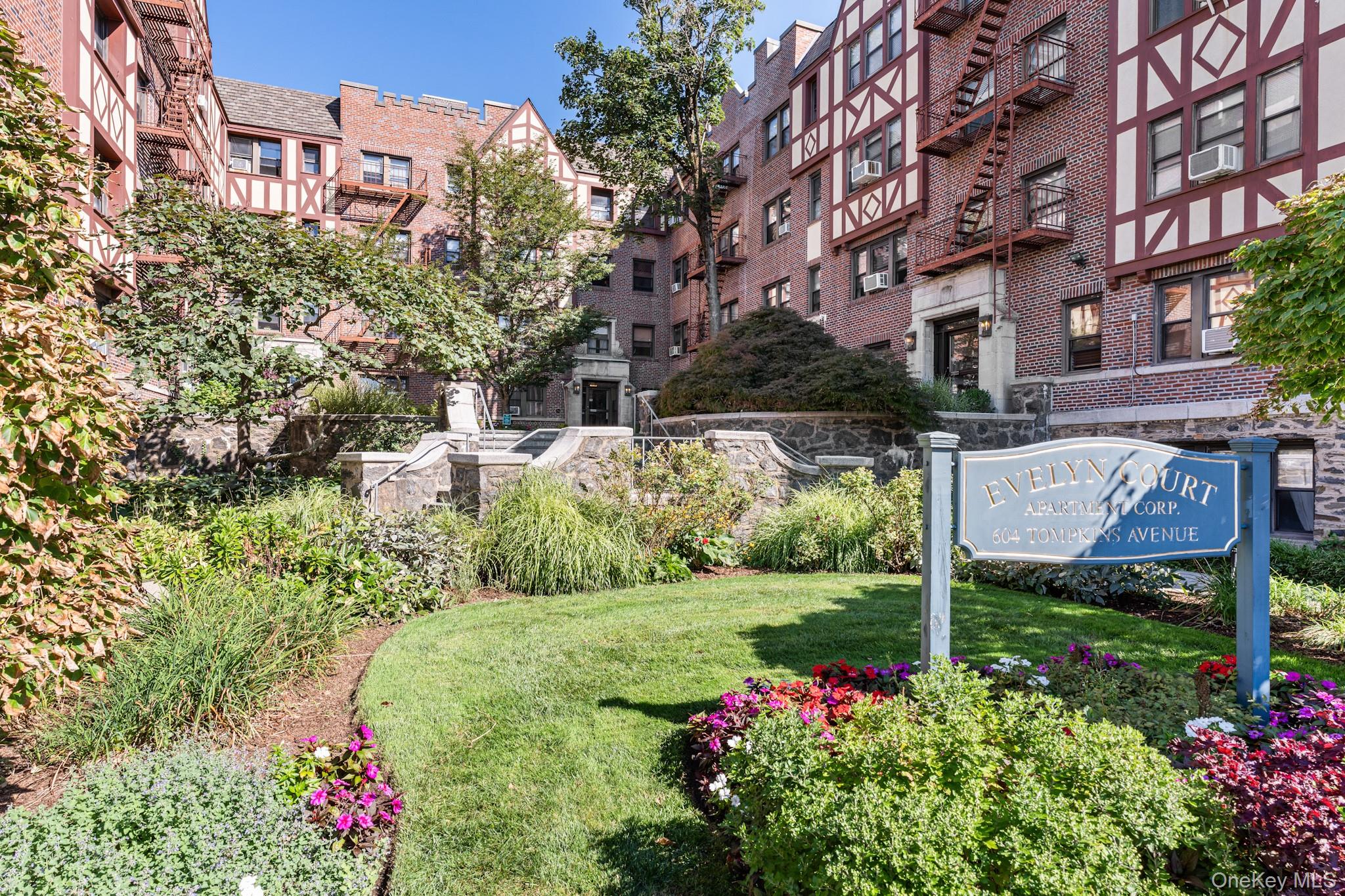 604 Tompkins B4 — photo
