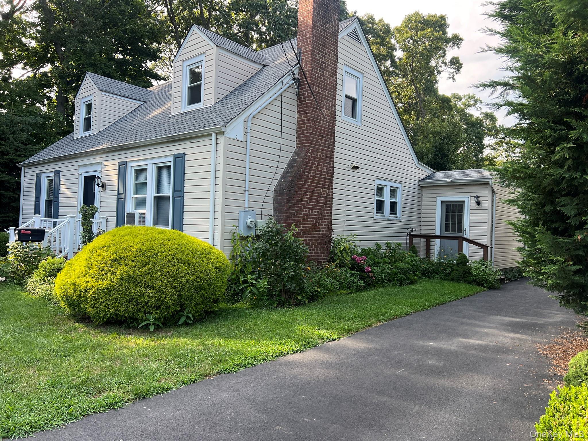 Home in Islip, NY 11751 — photo 2
