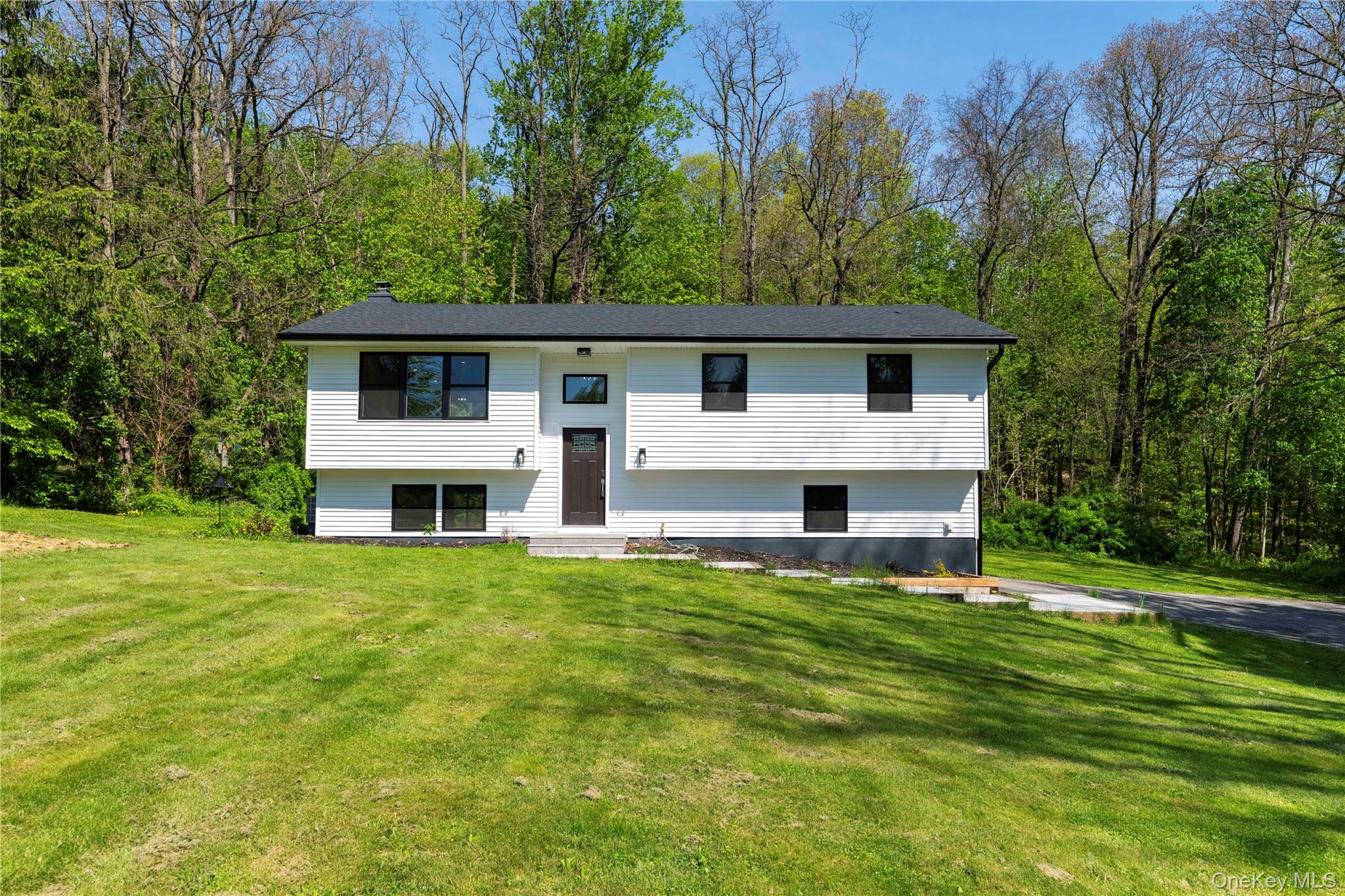 15 Larissa Lane — photo