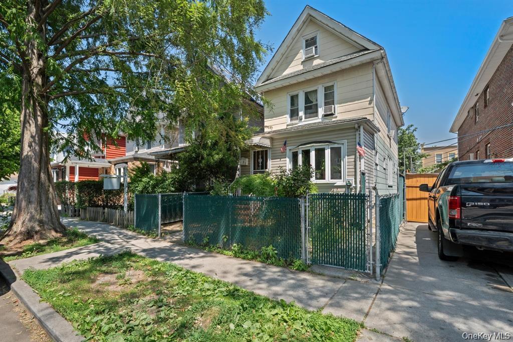 9121 110th Street — photo