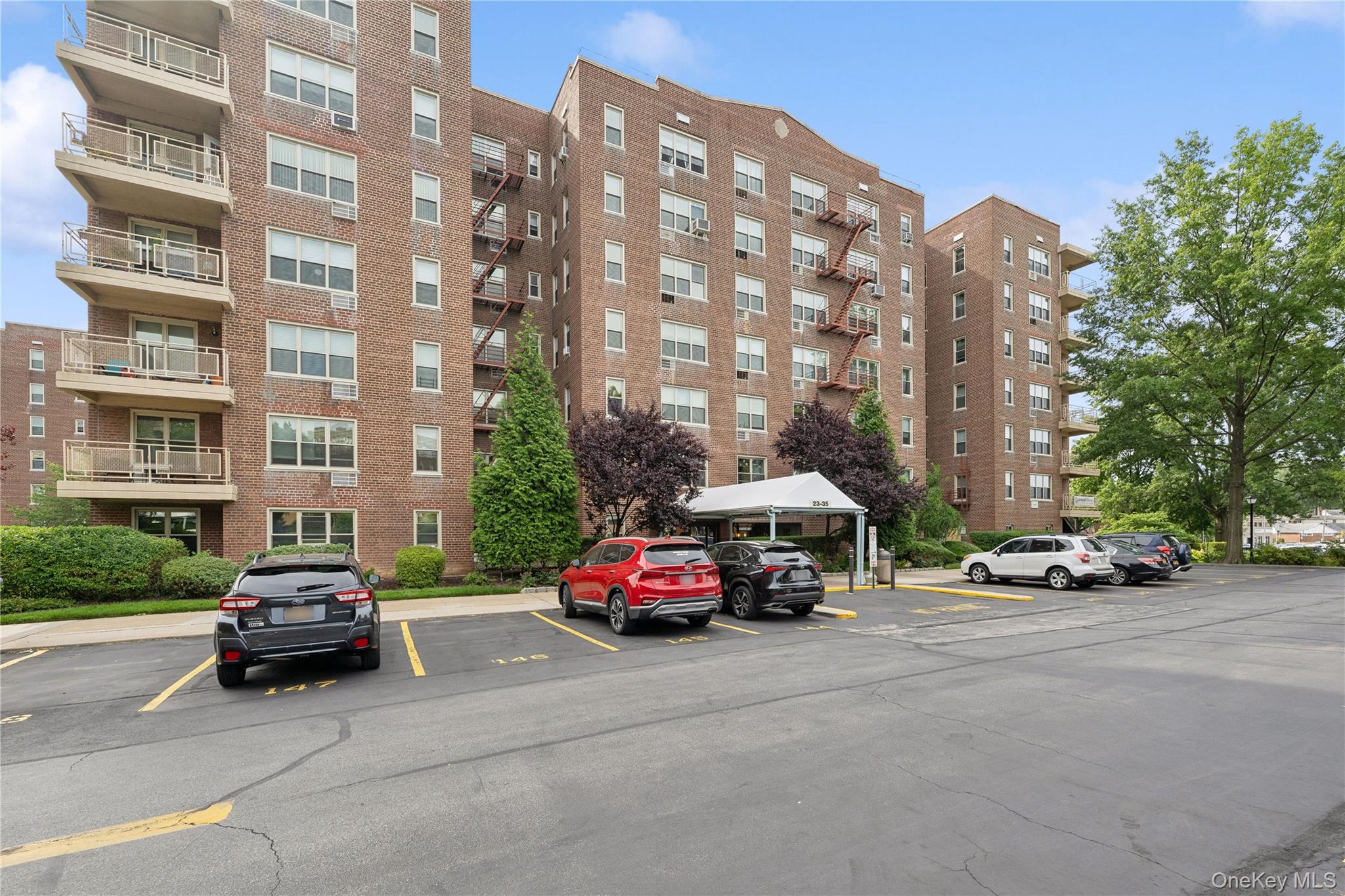 23-35 Bell Boulevard 4H — photo