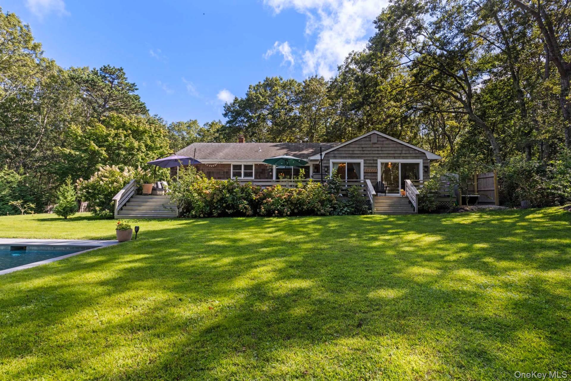 813 Edge Of Woods Road — photo