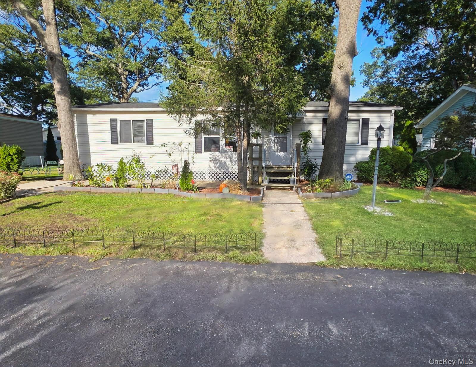 37-28 Hubbard Avenue — photo