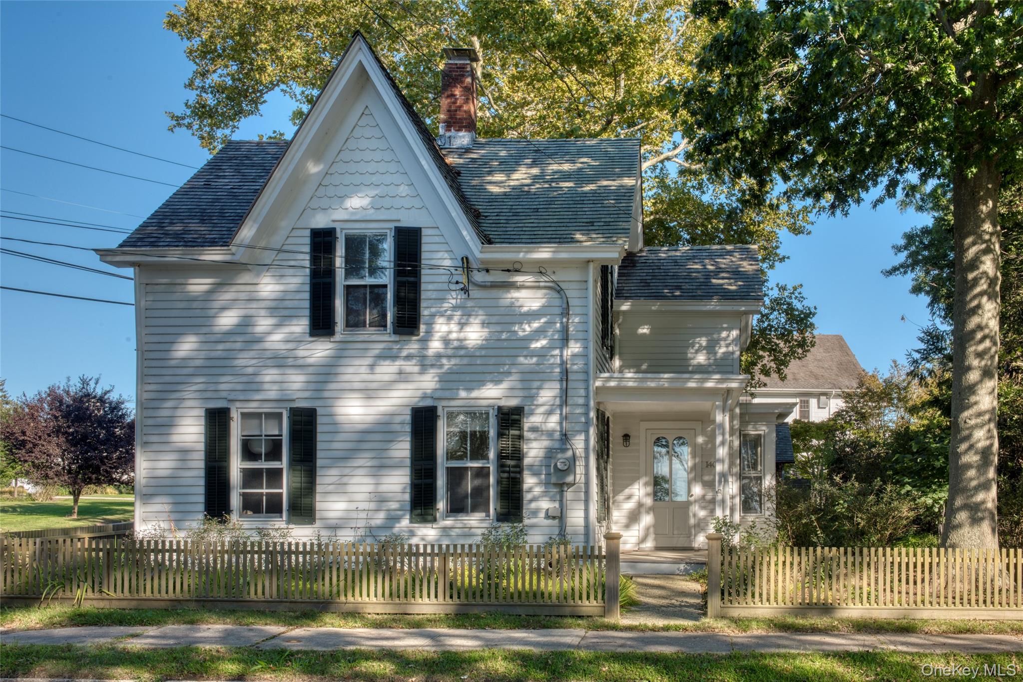 1405 Village Lane — photo
