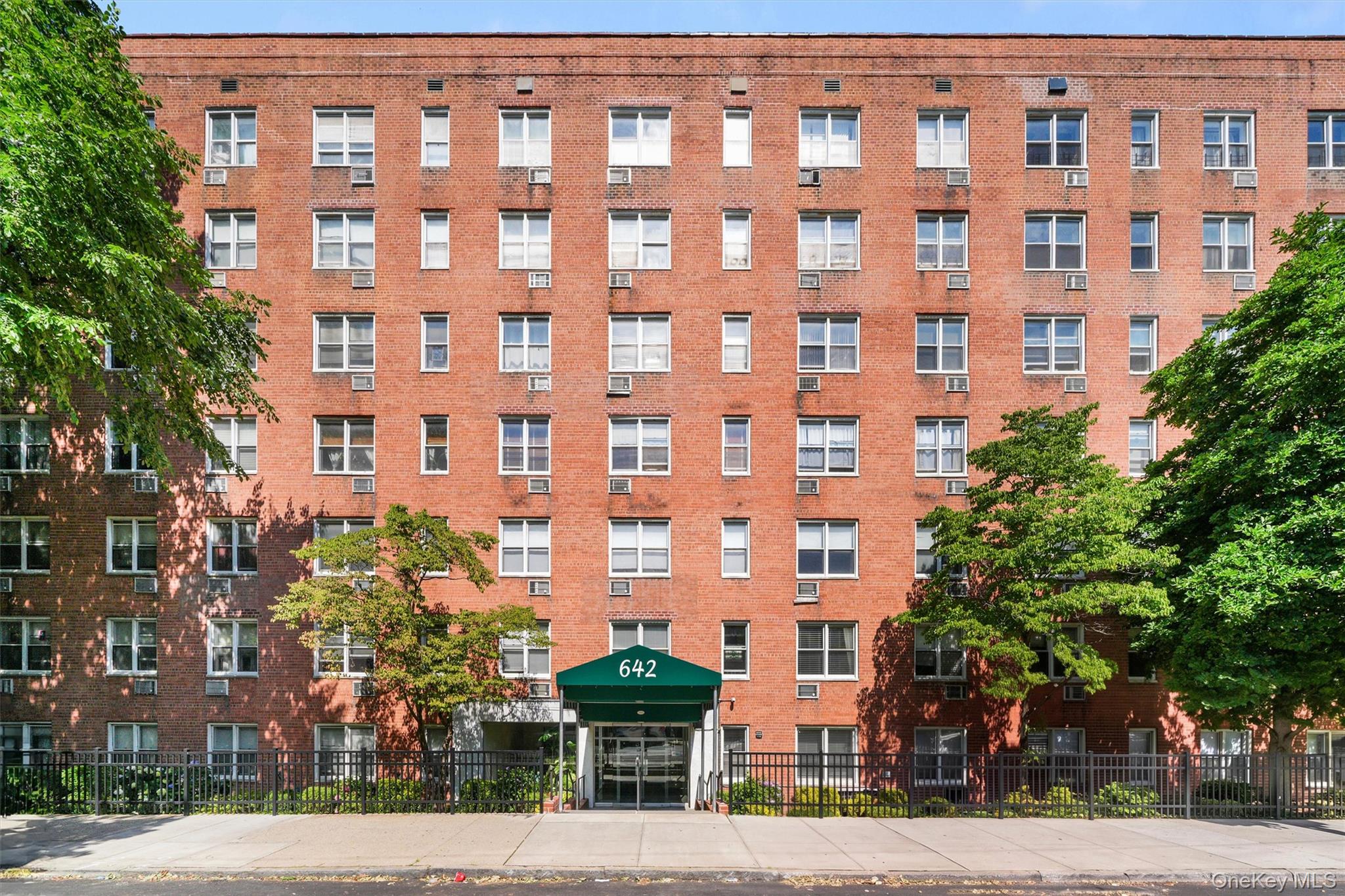 642 Locust Street 4H — photo