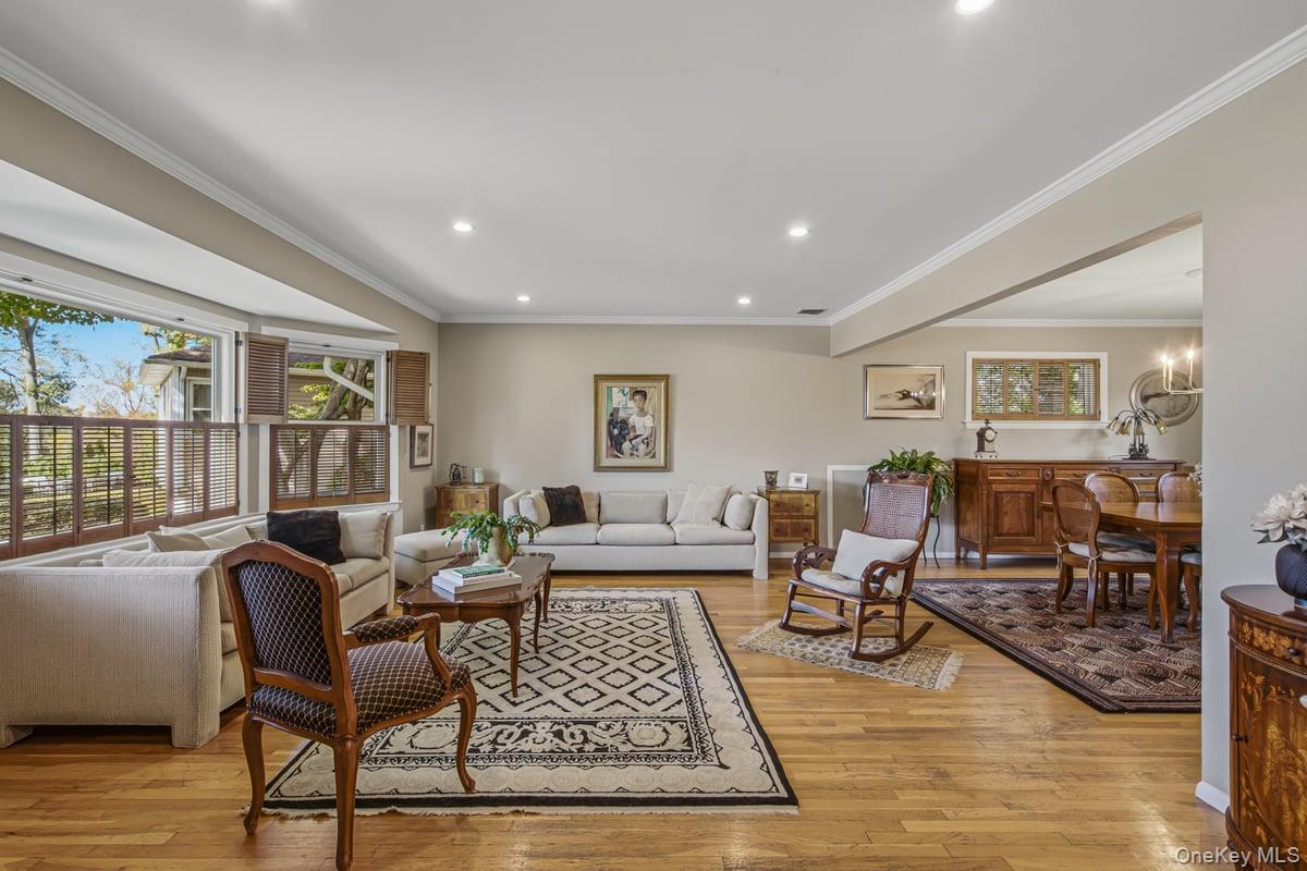 Home in North Hempstead, NY 11050 — photo 3