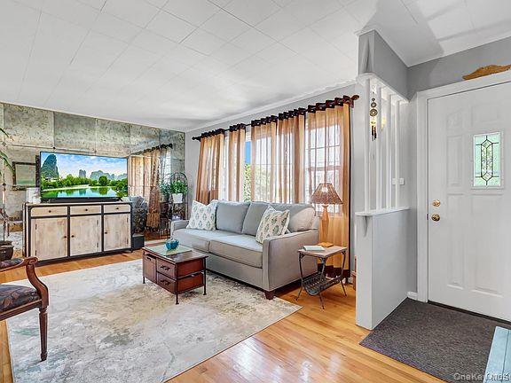 Home in Oyster Bay, NY 11758 — photo 3