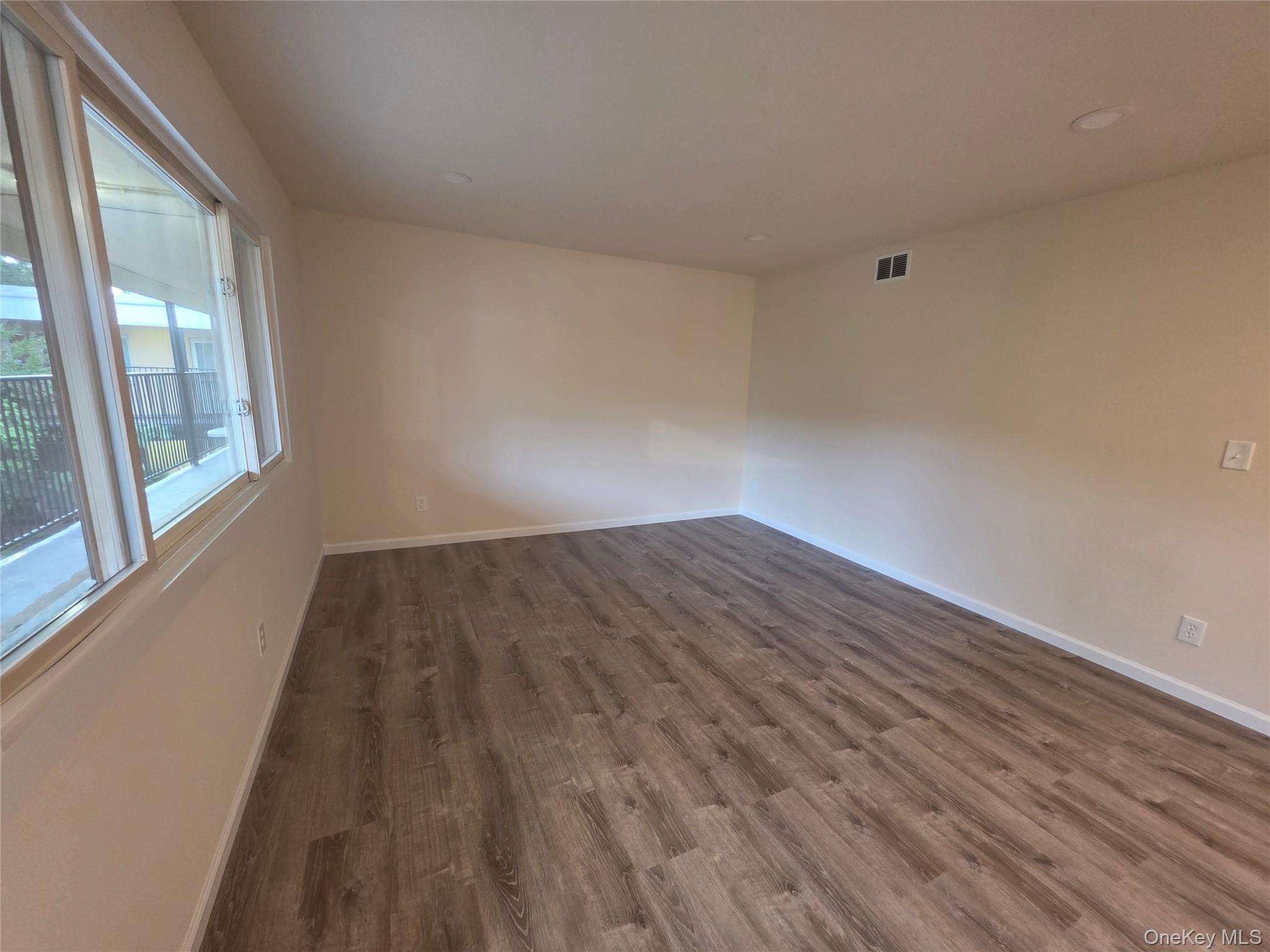 Home in Huntington, NY 11731 — photo 3