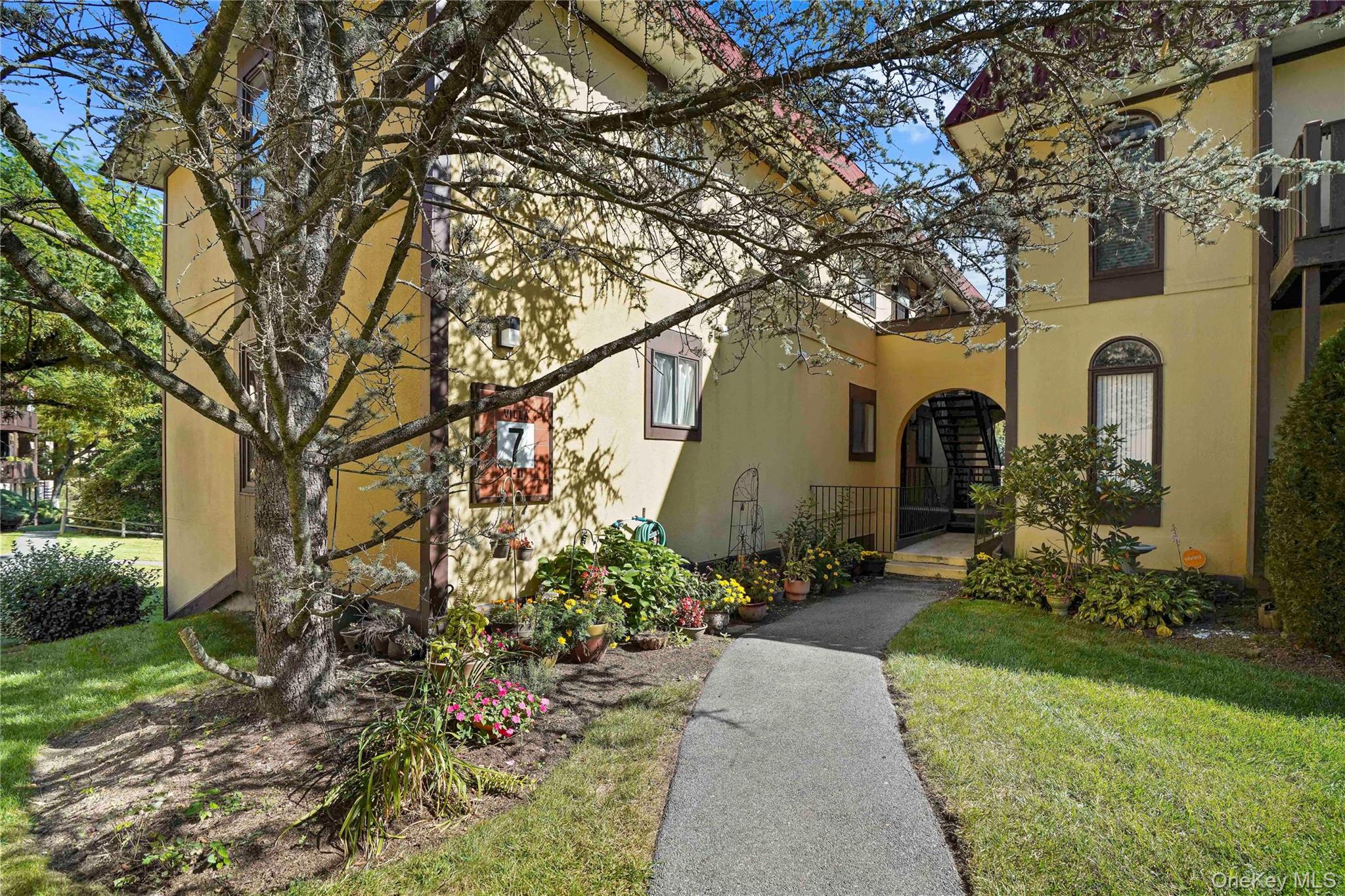 7 Granada Crescent Unit 2 — photo