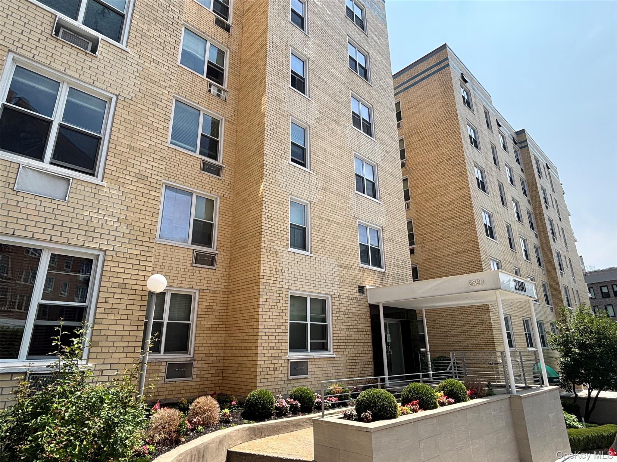 Home in New York, NY 10463 — photo 3