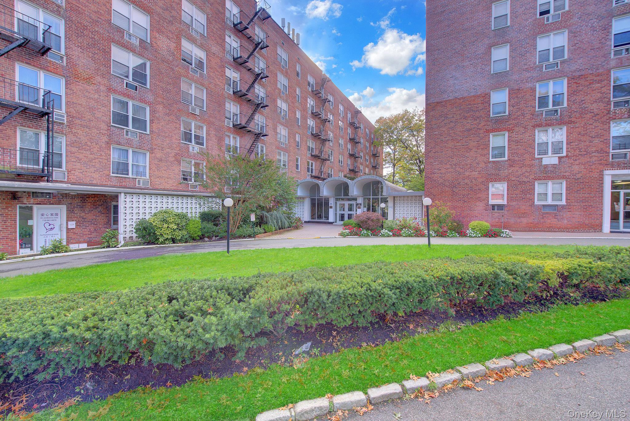 54-40 Little Neck Parkway Unit 6M — photo