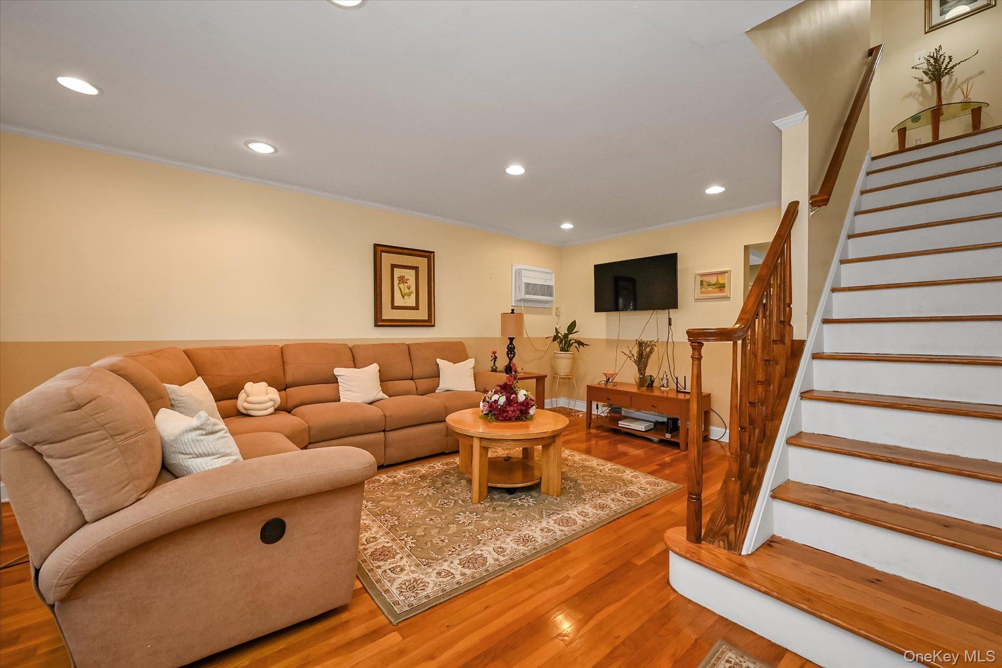 Home in New York, NY 11426 — photo 3