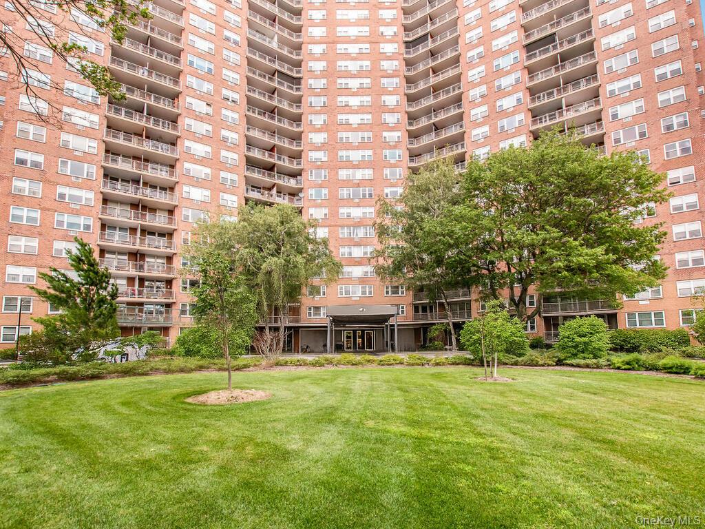 5800 Arlington Avenue Unit 9P — photo
