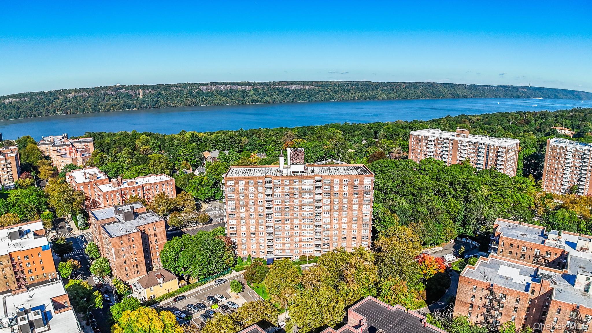 3935 Blackstone Avenue Unit 5E — photo