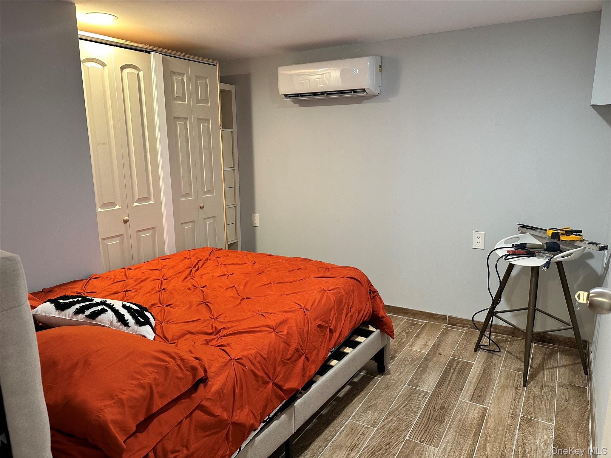 245 Glenhill Avenue Room 1 — photo