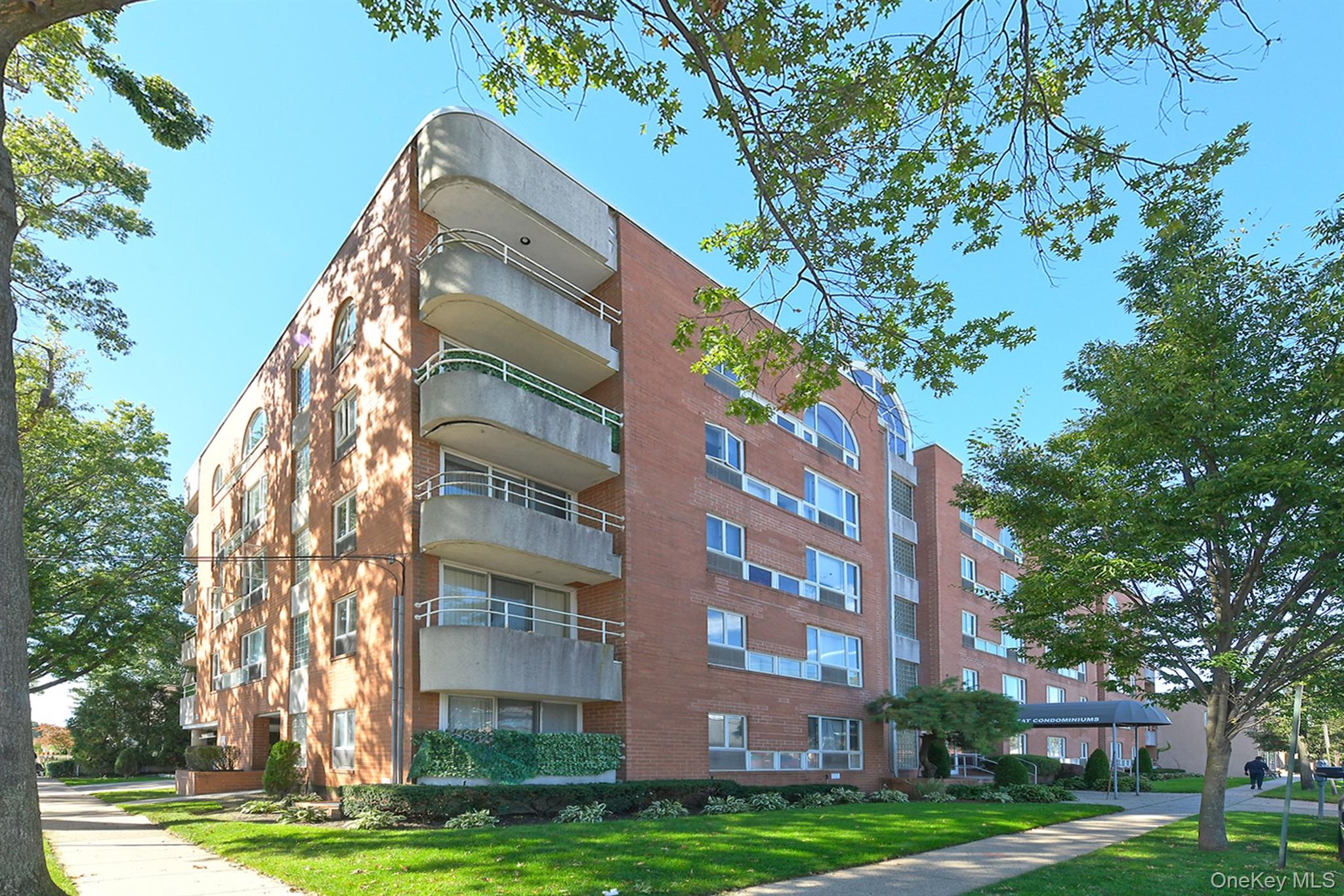 205 Mineola Boulevard Unit 5I — photo