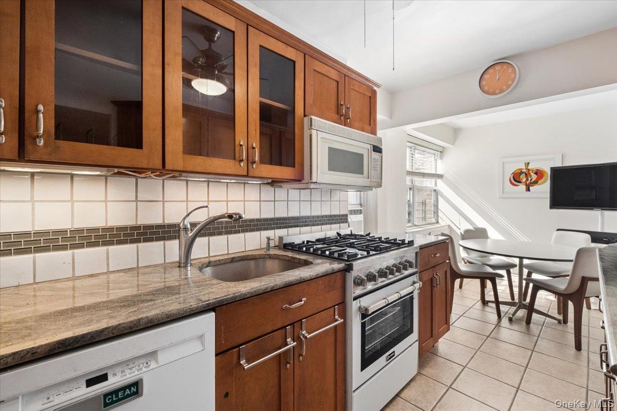 235 Garth Road Unit D6a — photo