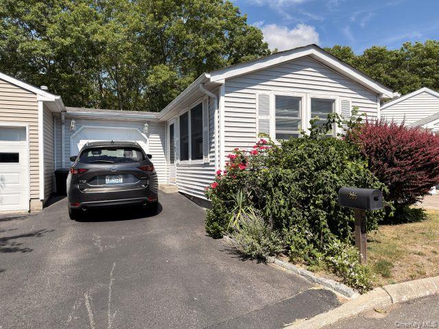 205 Village Circle W — photo